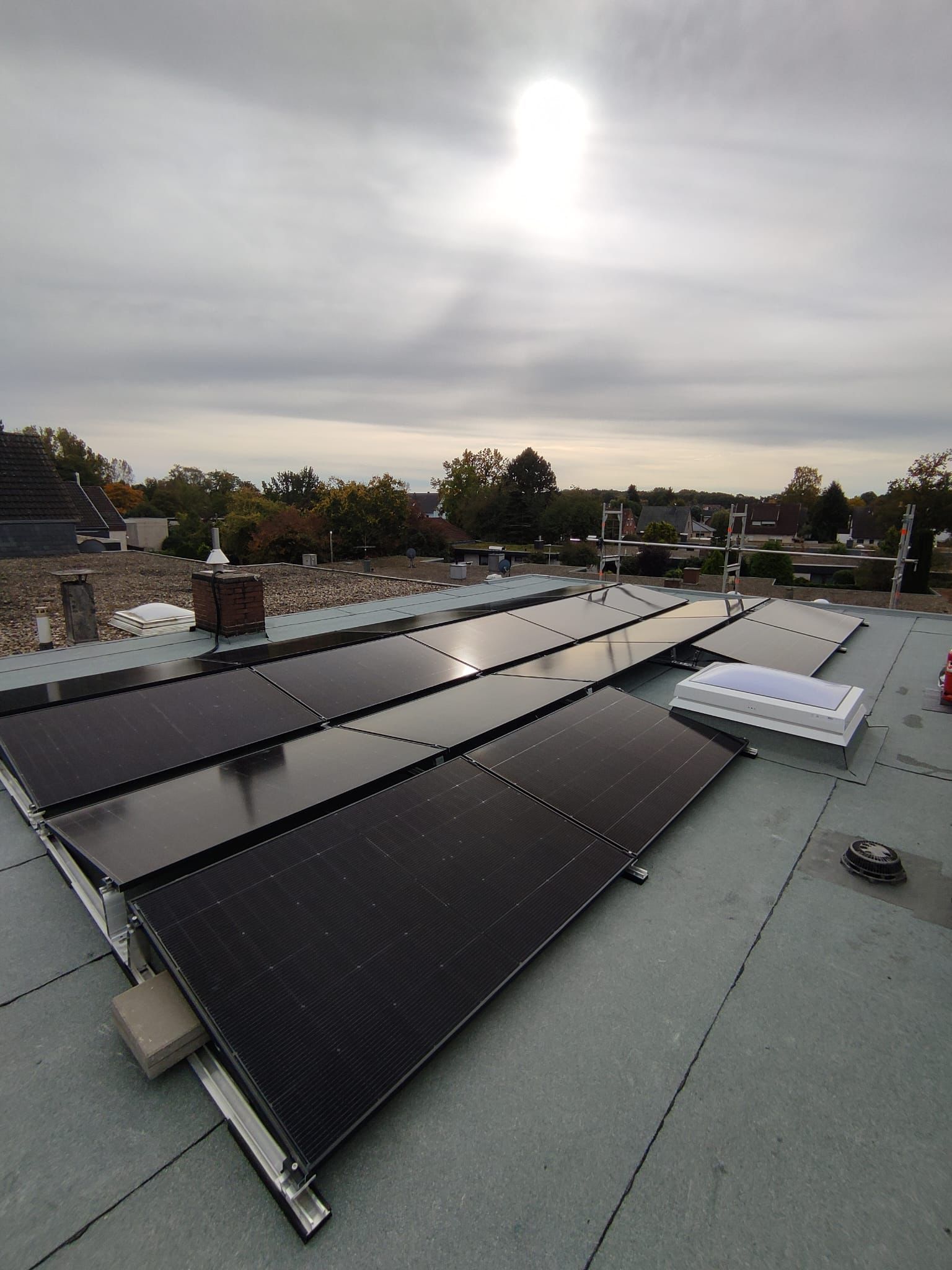 Nachher: saniertes Flachdach mit Photovoltaikanlage