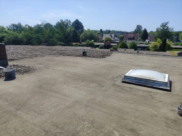 Vorher: alter Kies-Flachdach vor der Sanierung