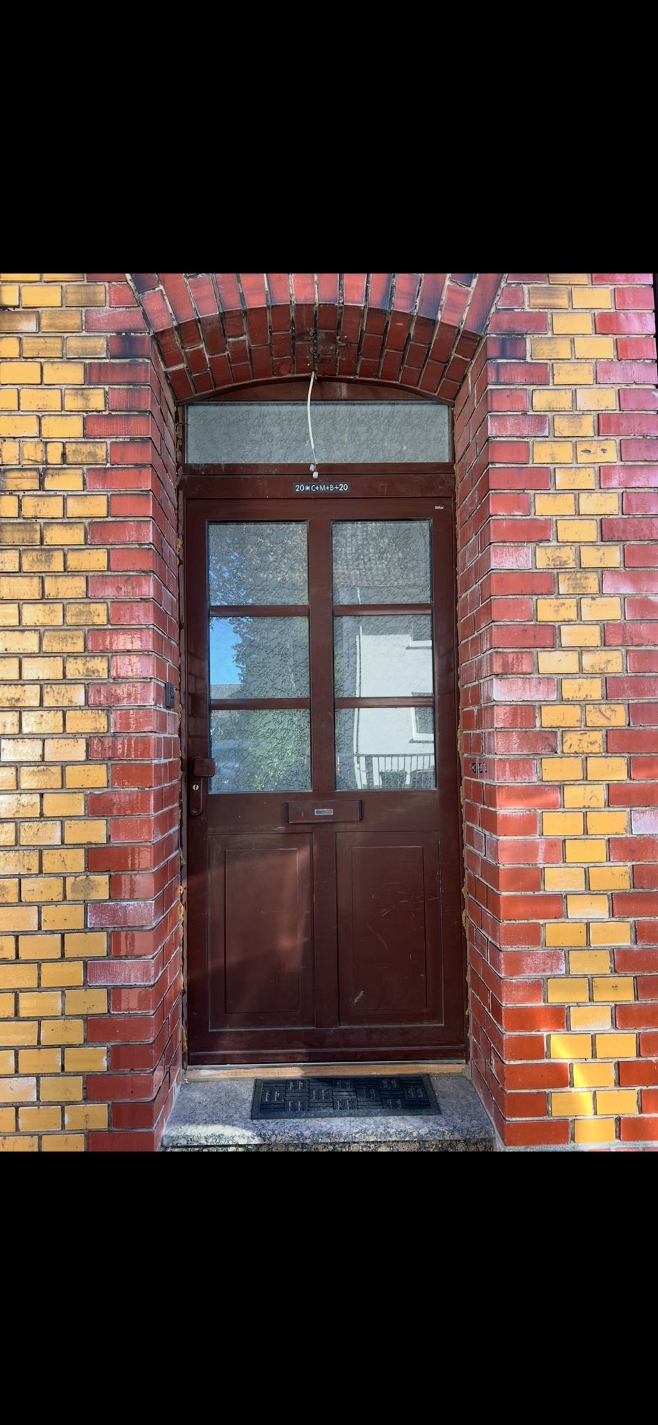 Vorher: alte Eingangstür mit Glasfeldern